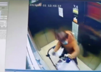 育兒嫂在電梯內猛烈擊打幼童 目前派出所已介入