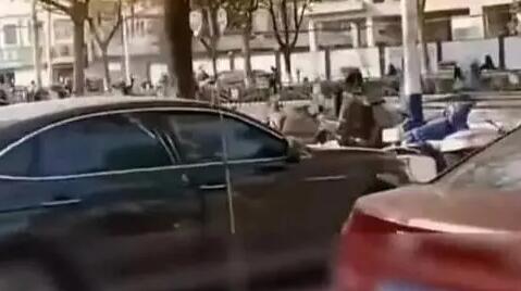 診所爆滿市民車排門口坐車內輸液 私家車成了輸液車