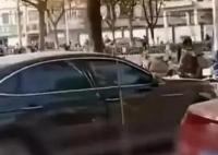 診所爆滿市民車排門口坐車內輸液 私家車成了輸液車