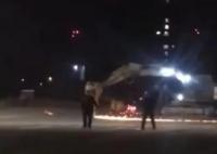 鄭州一挖掘機在馬路中間瘋狂破壞 現場至少一輛轎車被破壞
