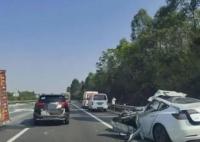 特斯拉高速追尾大貨車 司機身亡