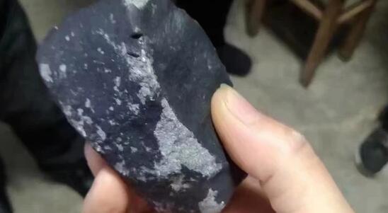 火球墜入浙江 警方帶走疑似隕石碎片