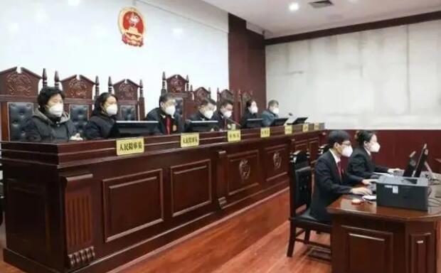 女子舉報(bào)“父親被打死” 兩被告受審