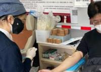 實拍北京街頭采血點 外賣小哥排隊獻血