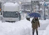 日本多地暴雪:1.6米高積雪掩埋車輛