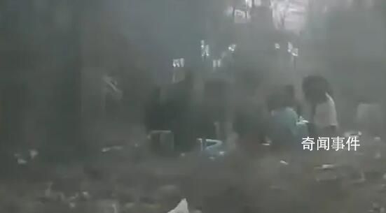 村民在煙霧繚繞的樹林里打吊瓶 近期生病的比較多鄉(xiāng)村診所容納能力有限