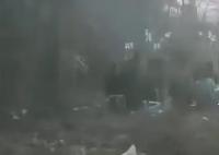 村民在煙霧繚繞的樹林里打吊瓶 近期生病的比較多鄉村診所容納能力有限