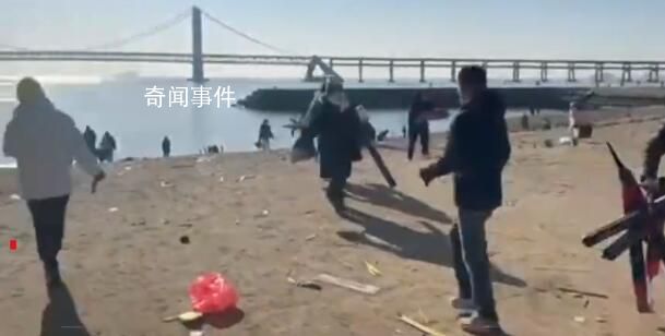 跨年夜后海灘留下滿地?zé)熁ɡ?200多米海岸線清理出上千斤垃圾