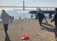 跨年夜后海灘留下滿地煙花垃圾 200多米海岸線清理出上千斤垃圾