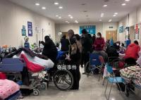 跨年夜急診室:走廊上躺滿病重老人