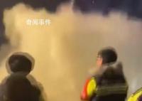 男子放煙花被城管用滅火器狂噴 針對此現(xiàn)象已上街勸阻市民上萬余人次