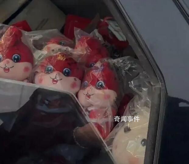 98年哥哥返鄉(xiāng)給15弟妹買一車禮物 塞滿整個后備箱