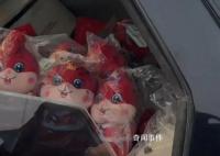 98年哥哥返鄉給15弟妹買一車禮物 塞滿整個后備箱