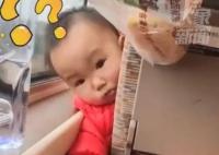 女子高鐵投喂前座萌娃被回贈(zèng)奶瓶 還帶著滿(mǎn)臉的開(kāi)心