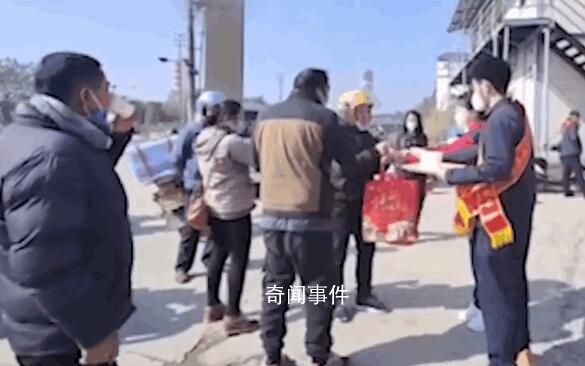 摩托大軍春運(yùn)啟程返鄉(xiāng) 有加油站免費(fèi)為車輛加油