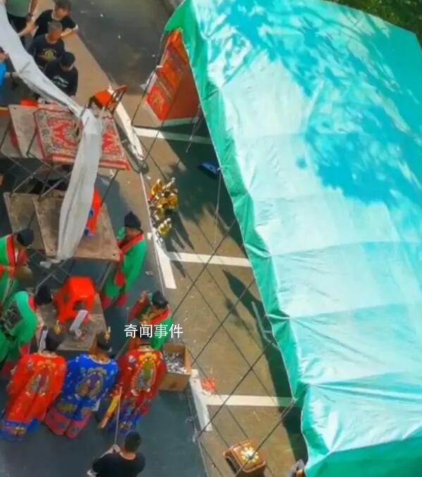 上海一小區多戶占公共區域搭靈棚 焚燒冥紙和逝者衣物濃煙滾滾