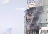 重慶一高樓起火大塊碎片掉落 暫無人員傷亡報告