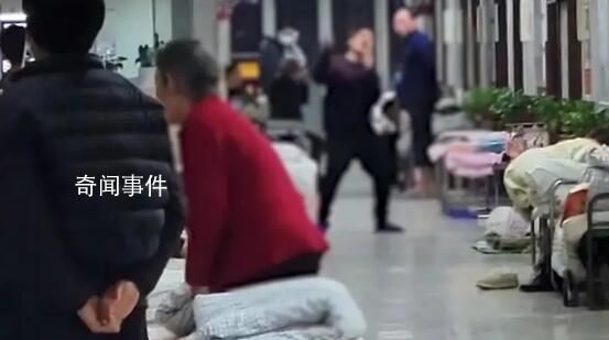 男子情緒崩潰在醫(yī)院走廊連扇耳光 引起周圍患者及家屬圍觀