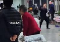 男子情緒崩潰在醫院走廊連扇耳光 引起周圍患者及家屬圍觀