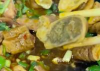 女子就餐點肥腸吃出豬糞便 稱此事已造成了心理陰影