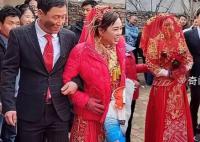 女子回應離異帶5娃嫁給未婚初戀 稱想給對方再生一個