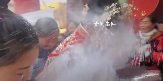 新娘剛下婚車遭痱子粉迎面砸臉 弄得新娘子小王妝容都花了