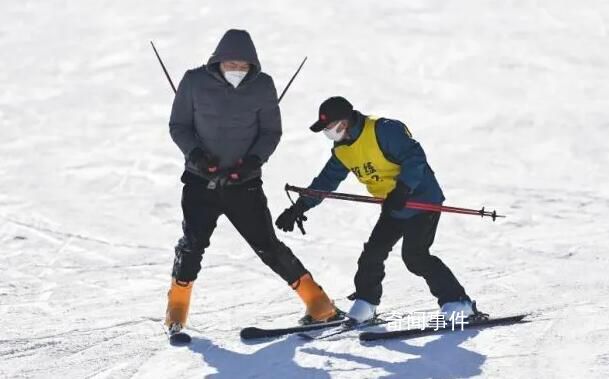 2萬元請的滑雪教練不會穿雪鞋 記者調查滑雪教練魚龍混雜問題