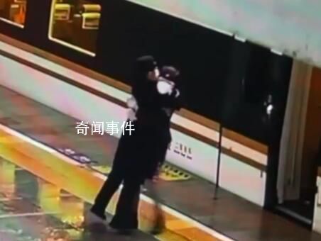 鐵路雙胞胎姐妹在站臺(tái)緊緊相擁 兩人迎來短短2分鐘的團(tuán)聚