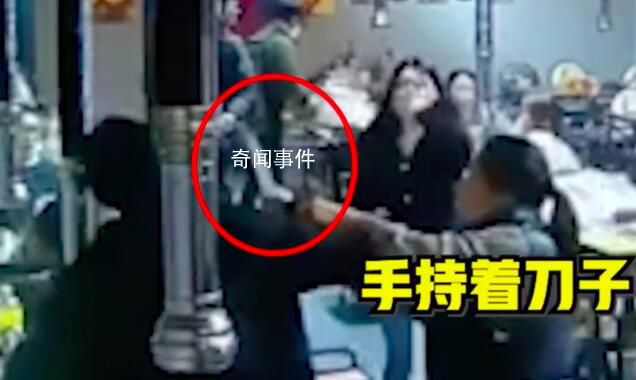 女子燒烤店內被男子持刀鎖喉 老板夫妻二人徒手奪刀保護女子