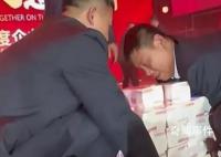 男子年終獎太多 公安護送回家
