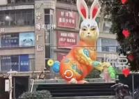 重慶街頭巨型兔子燈被市民吐槽太丑 目前已經開始拆除