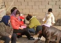 7旬老人給93歲岳母磕頭拜年 兩人還聊了一會岳母看上去十分開心