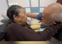 姥姥臨終與相愛72年姥爺摸頭告別 丈夫滿臉不舍淚水哽咽了幾次