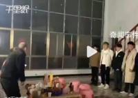 男子當兵7個發小主動給其家人拜年 看到掏紅包全跑了