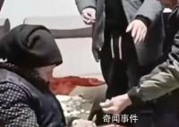 8旬老人給108歲媽媽磕頭要紅包  網友稱，太幸福了