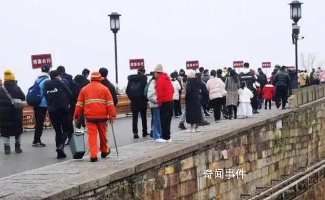 西湖初一客流增長362.39% 重現(xiàn)人從眾