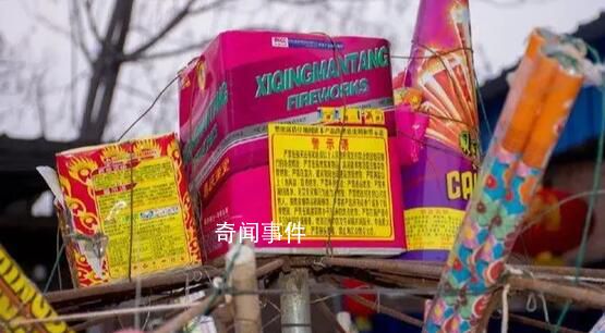倆老人不顧煙花燃射 搶煙花箱賣錢