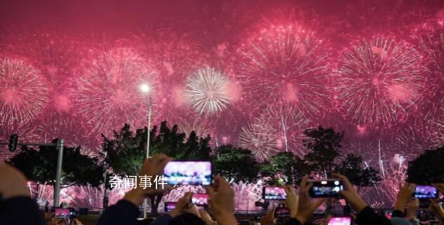 汕頭煙花秀:絢爛焰火引市民歡呼