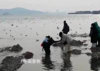 志愿者趴海水中讓8游客踩背通過 這一幕太暖心