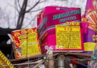 倆老人不顧煙花燃射 搶煙花箱賣錢