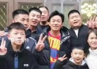 王寶強回村過年與村民合影來者不拒 來者不拒被贊沒架子
