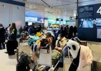 旅客飛抵哈爾濱 結果行李艙門被凍住