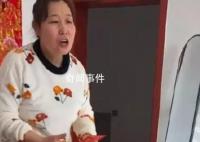 孫子拜年磕頭用力過猛心疼壞奶奶 果然還是隔代親