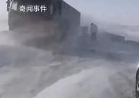 烏魯木齊等地現風吹雪 交通嚴重受阻