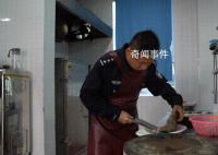 食堂阿姨吃到民警為她做的年夜飯 看到這一桌年夜飯哭了