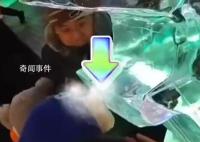 小朋友哈爾濱室外舔冰舌頭被粘 溫馨提示：切勿模仿