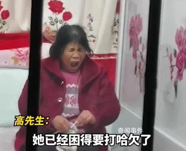母親半夜為返程兒子刷鞋哈欠不斷 但是手依然在不停的工作