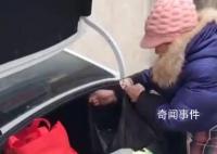 男子返程后備箱被媽媽裝了個(gè)菜市場(chǎng) 網(wǎng)友：返程行李滿滿都是愛(ài)