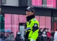 1米85大長腿交警回應走紅 我什么都沒做值班而已