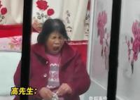母親半夜為返程兒子刷鞋哈欠不斷 但是手依然在不停的工作